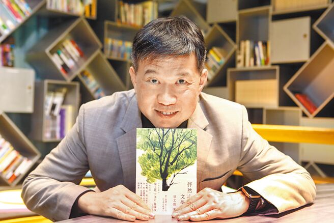 须文蔚认为，如何让文学教育与生命、生活息息相关，才是当代国文教师需要思考的。（邓博仁摄）