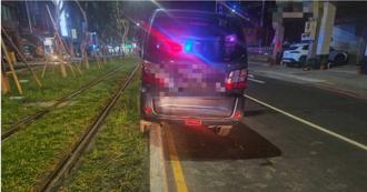 婦人開車誤闖高雄輕軌 小貨車卡住動彈不得