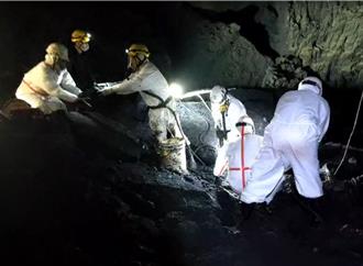 高雄工人受困12小時 徹夜水刀開挖油槽！救出明顯死亡