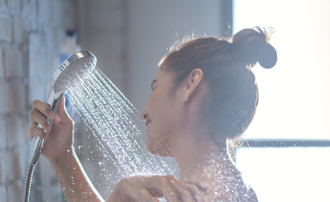 第一次一起洗澡！男友「第一動作」讓她秒笑翻 全網看傻：無法理解