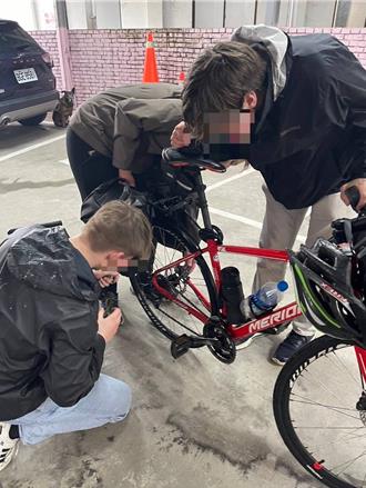 3德国交换生单车环台遇爆胎 低温雨中步行桃警暖心救援