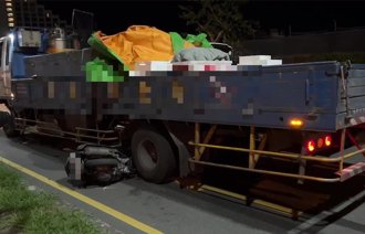 台东惊传车祸「机车卡进货车底」 19岁骑士OHCA抢救中