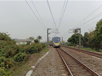 老農耕田上鐵軌遭鳴笛嚇到摔邊坡 鳳山-九曲堂區間車延誤
