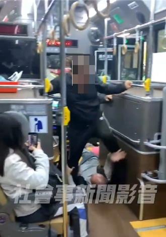 行车纠纷竟衝上公车 酒驾男与司机爆扭打