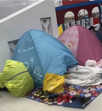 嬉濱海豚公園啟用遇寒流 清晨5時民眾搭帳棚搶多多龍小提燈