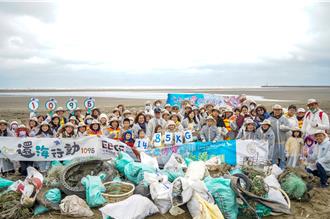 不畏低温与风雨 弋果串联全台千名师生齐净摊