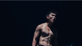 邱宇辰秀冰块肌打黑拳「头昏眼花」 逼哭观眾网喊：长大很多