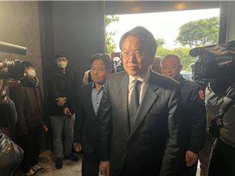 林右昌弔唁基隆殉職警員 承諾全力協助家屬