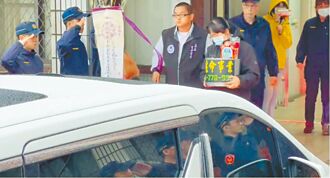 哭斷腸 蘇母悲痛到難以行走