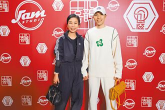 老蕭牽Summer放閃 豪撒百萬慰勞員工