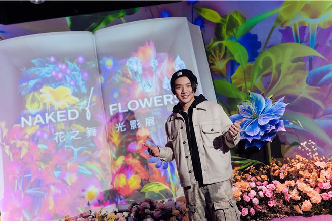 徐暐翔日前抽空欣赏「NAKED FLOWERS花之舞光影展」。（宽宏艺术提供）
