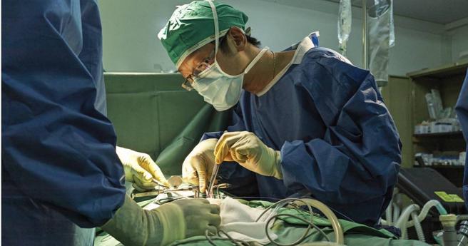 夏肇聪2次前往南苏丹进行任务，身为医院中唯一的外科医师，每天都有需要治疗的患者。（图／MSF提供）