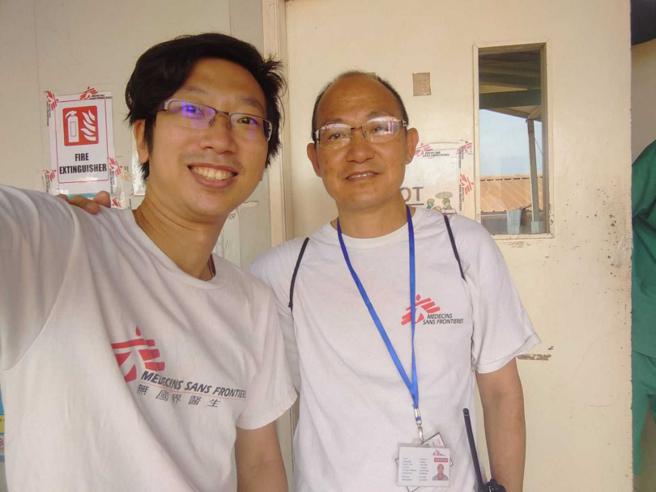 夏肇聪高中时受到欧耀佳医师（右）影响而立志加入无国界医生，没想到第一次任务来交接的竟是偶像本人，让他忍不住兴奋合照。（图／MSF提供）