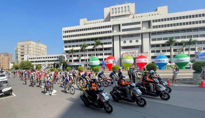 選手從市府園區出發。（翻攝畫面）