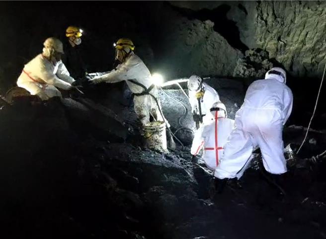 高雄李長榮化學工業公司1日下午傳工安意外，48歲吳姓男性工人為清除儲油槽時，遭崩落的油泥塊活埋。消防局出動22車54人連夜利用水刀開挖搶救，2日凌晨傳來遺憾的消息，男工人被發現時已明顯身亡，事故確切原因，後續將交由警方深入調查。（高市消防局提供／袁庭堯高雄傳真）