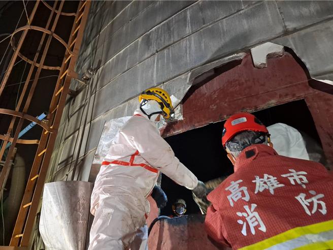 現場為侷限空間，油泥塊掉落壓住受困者，搶救作業相當困難。（高市消防局提供／袁庭堯高雄傳真）