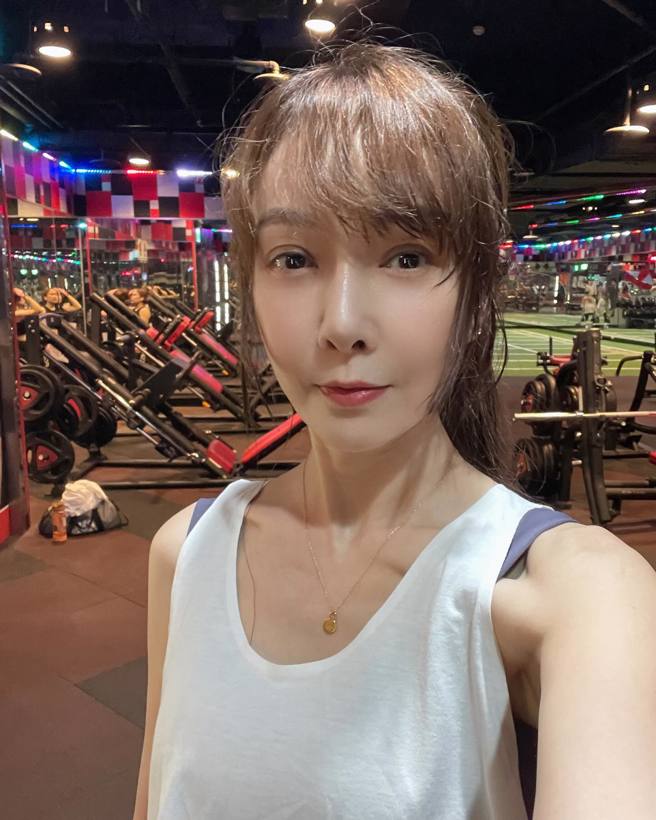 胡文英晚上去运动，发生两件令她傻眼的事。（图／FB@美魔女胡文英）