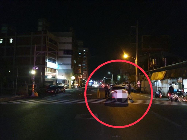 彰化縣福興鄉中正路黃昏市場前行人穿越道2月20發生行人與休旅車事故，吳姓老婦被撞送醫搶救3日後傷重死亡。（民眾提供／孫英哲彰化傳真）