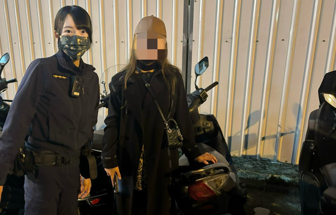 女子（右）找不到機車好心慌，打電話請警方協助， 員警獲報7分鐘就找到車。（翻攝畫面）