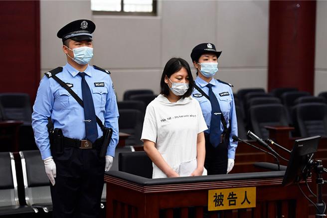 助情夫诱客劫杀7人逃亡20年伏法，陆最高法覆核劳荣枝案罪不可赦。（大陆财新网）