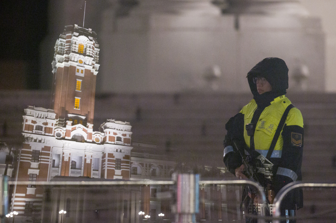 圖為鎮守總統府的憲兵211營官兵值勤狀況。（杜宜諳攝）