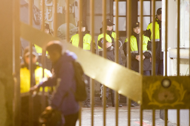 憲兵211營上兵於總統府內執勤衛哨時持槍自戕不治，憲兵211營正全力協助家屬處理相關事宜。圖為鎮守總統府的憲兵211營官兵值勤狀況。（杜宜諳攝）