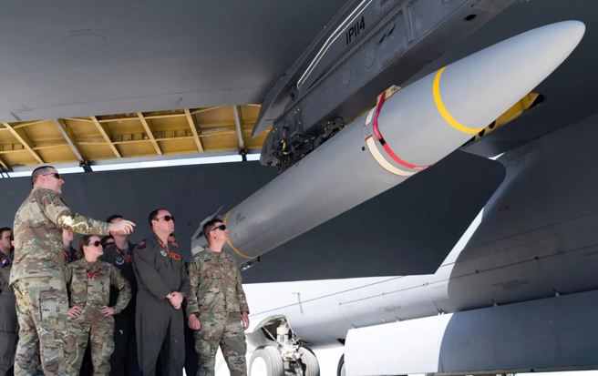 美国空军随着2月27日在关岛进行「高超音速武器熟悉训练」的报导，附上了B-52H轰炸机武装AGM-183A 的现场照。（美国空军）