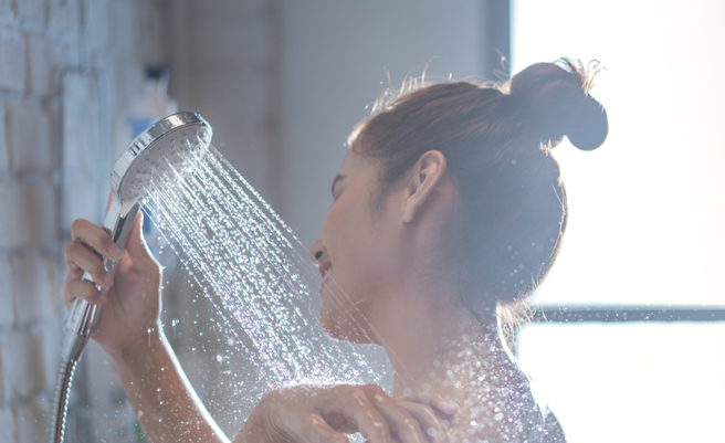 最近天气变冷，不少怕冷的网友抱怨「冷到不想洗澡」。（图：shutterstock／达志）