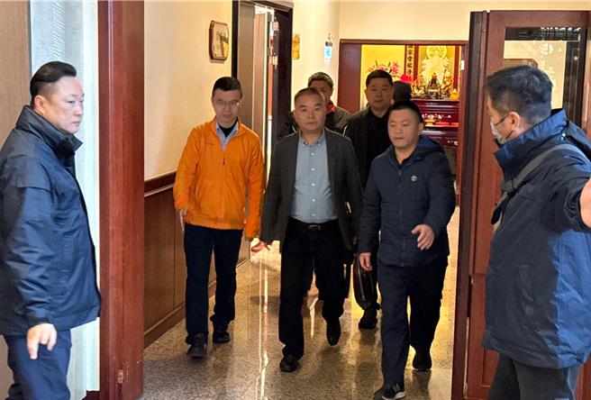 陆船2死案第13次密商歷时80分钟结束，陆方代表离场时面无表情，对协商状况仍三缄其口。（于家麒摄）