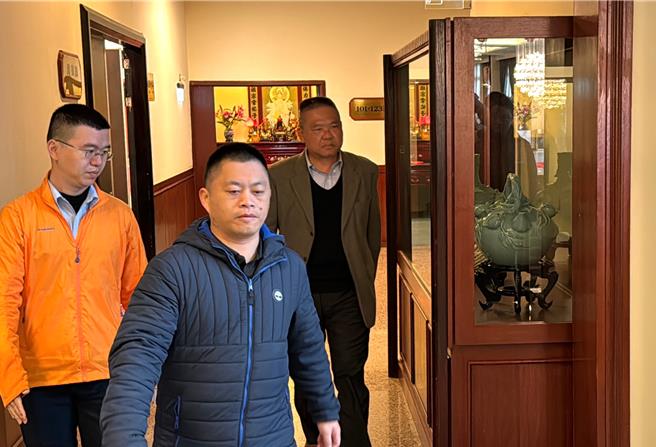 陆船2死案第13次密商歷时80分钟结束，海巡署副署长许静芝（后）神情严肃，上楼继续内部会议。（于家麒摄）