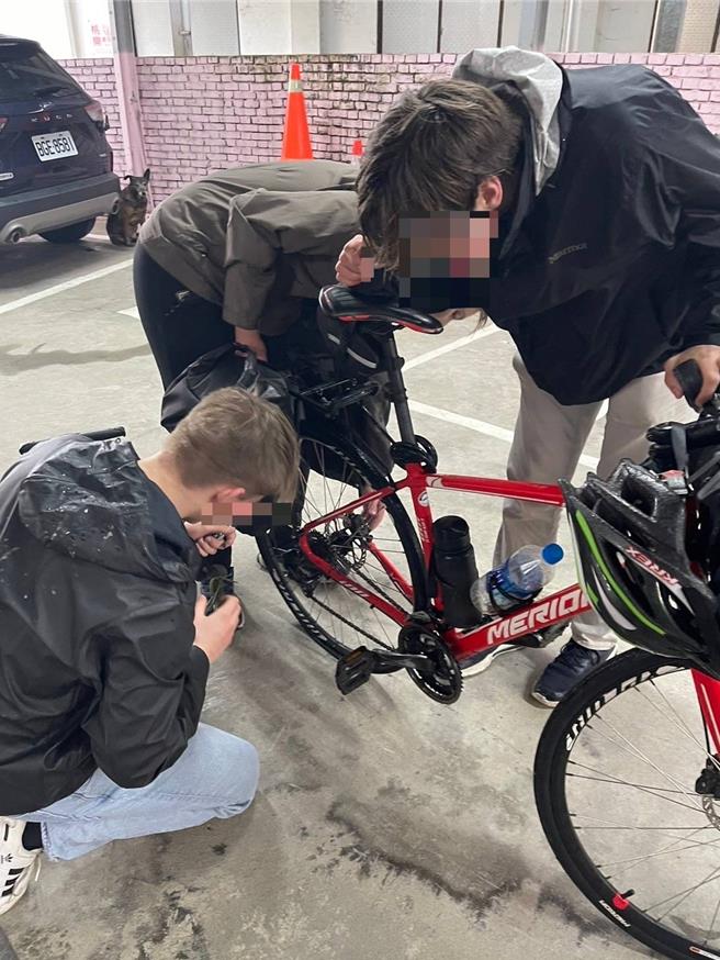 3名年約20歲的德國籍交換生近日單車環島，豈料行經桃園大溪時其中一人突然爆胎。（翻攝照片／蔡明亘桃園傳真）