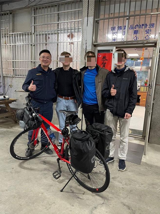 3名德國籍交換生近日單車環島，其中一人突然爆胎，大溪警方暖心伸援手。（翻攝照片／蔡明亘桃園傳真）