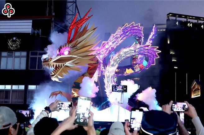 许多县市政府会于元宵节发放免费小提灯，前任市长柯文哲2019年取消发送灯笼，扣除去年因应台湾灯会配合交通部发放8万个灯笼外，北市府今年元宵节仍维持不发放。（本报资料照片）