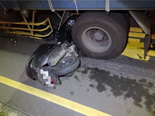 台东市南岛大道和民航路今天清晨发生机车与大货车车祸。（台东警分局提供／蔡旻妤台东传真）