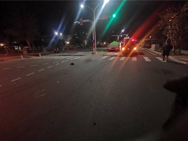 台东市南岛大道和民航路今天清晨发生机车与大货车车祸。（台东警分局提供／蔡旻妤台东传真）