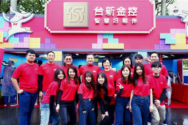 台新金前进台大徵才博览会延揽多元人才，台新金控人力资源处资深副总经理林宏哲（后排左四）、台新金控资讯长孙一仕（后排左三）、台新银行数位金融处资深副总黄天麟（后排左二）、台新银行人力资源处资深副总陈玫如（后排右四）出席台大校园徵才。（台新提供）