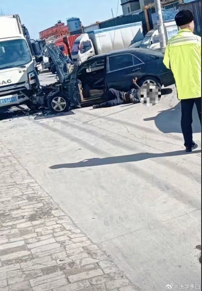 大陆山东德州市1日惊传一男蓄意驾车撞学童的事件。（图取自微博／法学李四）