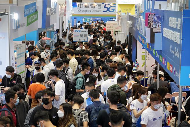 南台湾年度企业徵才重头戏的「2024南区就业博览会」即将在国立成功大学登场。图为往年就业博览会现场徵才的画面。（成大提供／洪荣志台南传真）