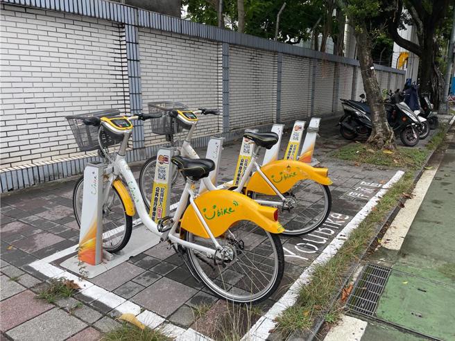 网红教1招霸占Youbike，引来网友挞伐。（刘彦宜摄）