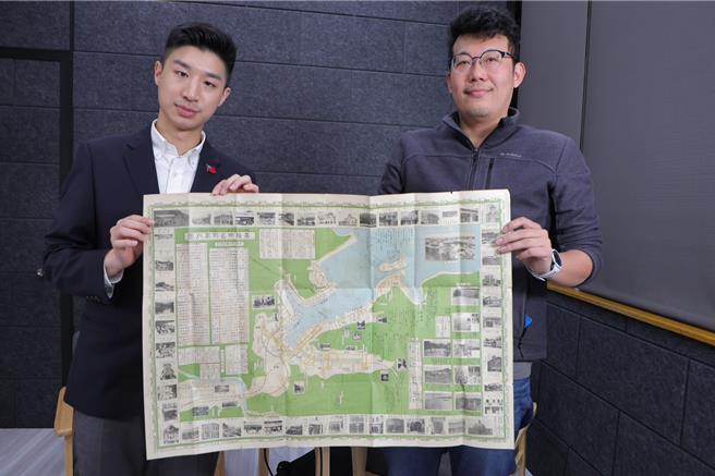 由基市府制作的广播节目「基隆Podcast」推出全新策画「基隆400特辑」系列节目，主持人余治明（左）邀请在地文史团队「鸡笼卡米诺」的单彦博（右）与听眾分享基隆400年间生活空间变化。（基隆市政府提供／徐佑升基隆传真）