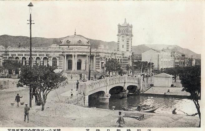 由基市府制作的广播节目「基隆Podcast」推出全新策画「基隆400特辑」系列节目，主持人余治明邀请在地文史团队「鸡笼卡米诺」的单彦博与听眾分享基隆400年间生活空间变化。图为过去日新桥一带旧照。（鸡笼卡米诺提供／徐佑升基隆传真）