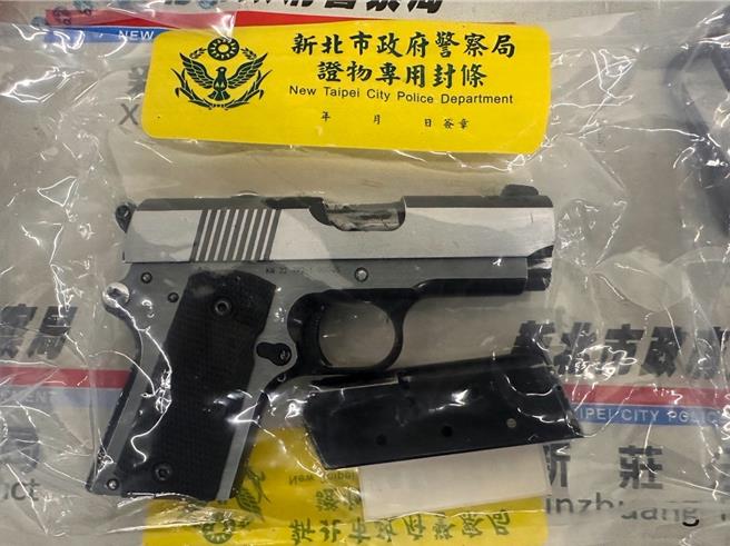 新庄分局2月26日破获一间改造枪械兵工厂，现场查扣枪毒。（新庄警分局提供／张铠乙新北传真）★《中时新闻网》关心您：保护自己、远离毒品！