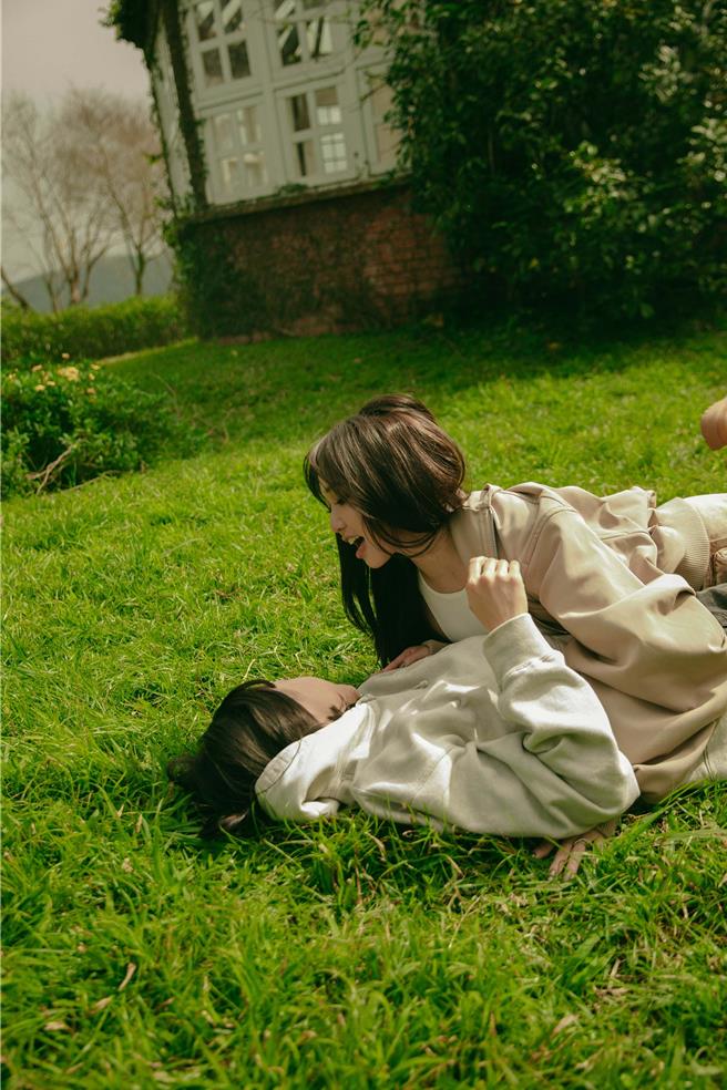 陈芳语请来闺蜜Bernice共同演出MV。（华风数位提供）