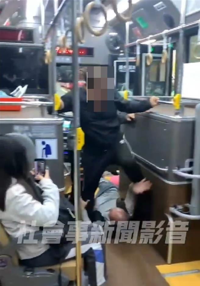 影片中黑衣男子壓制踩踏1名灰色上衣男子。（摘自《社會事新聞影音》／張妍溱台中傳真）
