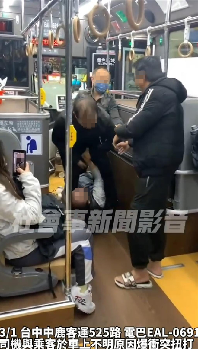 影片中黑衣男子壓制踩踏1名灰色上衣男子後大喊「幫我報警」，一旁乘客勸司機冷靜並報警處理。（摘自《社會事新聞影音》／張妍溱台中傳真）