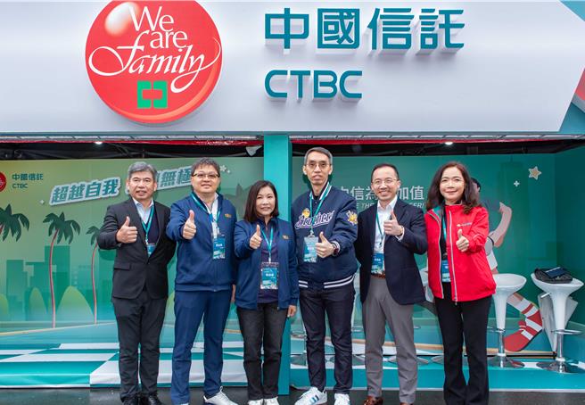 中信金控今日多位主管出席「VISION 2024臺大校园徵才博览会」，左起为中信银行人资总管理处总处长魏尔彰、中信金控证券事业长张浴泽、中信银行个人金融执行长杨淑惠、台湾人寿代理总经理谢壮堃、中信银行策略长蒋振彰、中信银行金融同业处处长杨雅丽。／中信金控提供