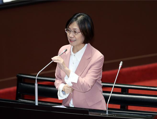 立委翁曉玲1日在立法院質詢行政院長陳建仁。（本報資料照片）