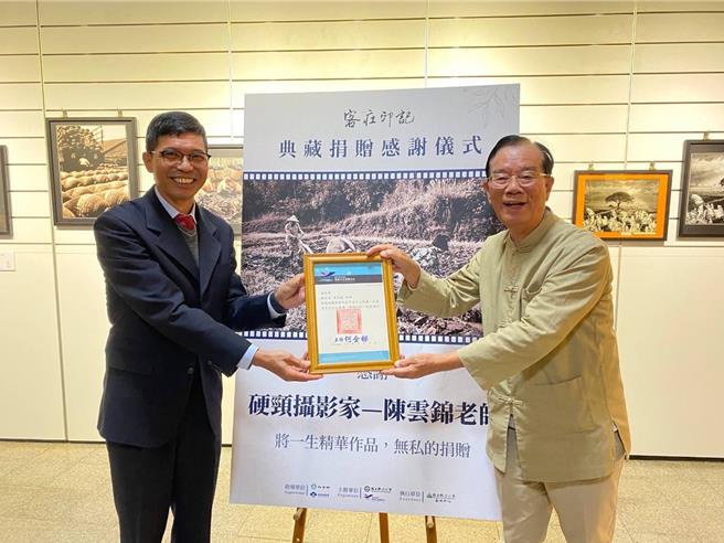 苗栗縣攝影家雲錦將攝影作品捐贈絡客發中心。（客發中心提供／謝明俊苗栗傳真）