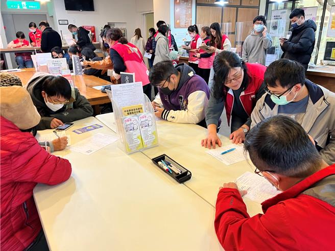 雲林縣積極爭取台積電落腳雲林縣，虎尾就業中心2日舉辦聯合徵才活動，強調已著手超前部署，進行人才資料庫的蒐集，一旦台積電確定來雲林，便能針對創造出來的相關就業機會，快速媒合適合人才。（張朝欣攝）