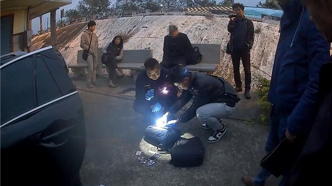 竹南警分局中港海口所員警經報請苗栗地檢署檢察官指揮，逮獲4名詐騙集團車手。（讀者提供／謝明俊苗栗傳真）